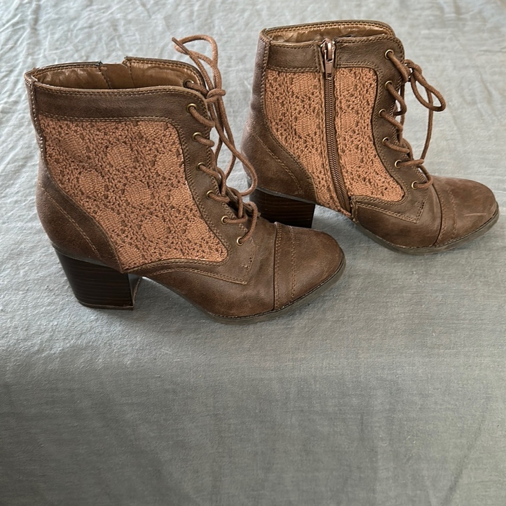 Vintage looking zip booties size 8